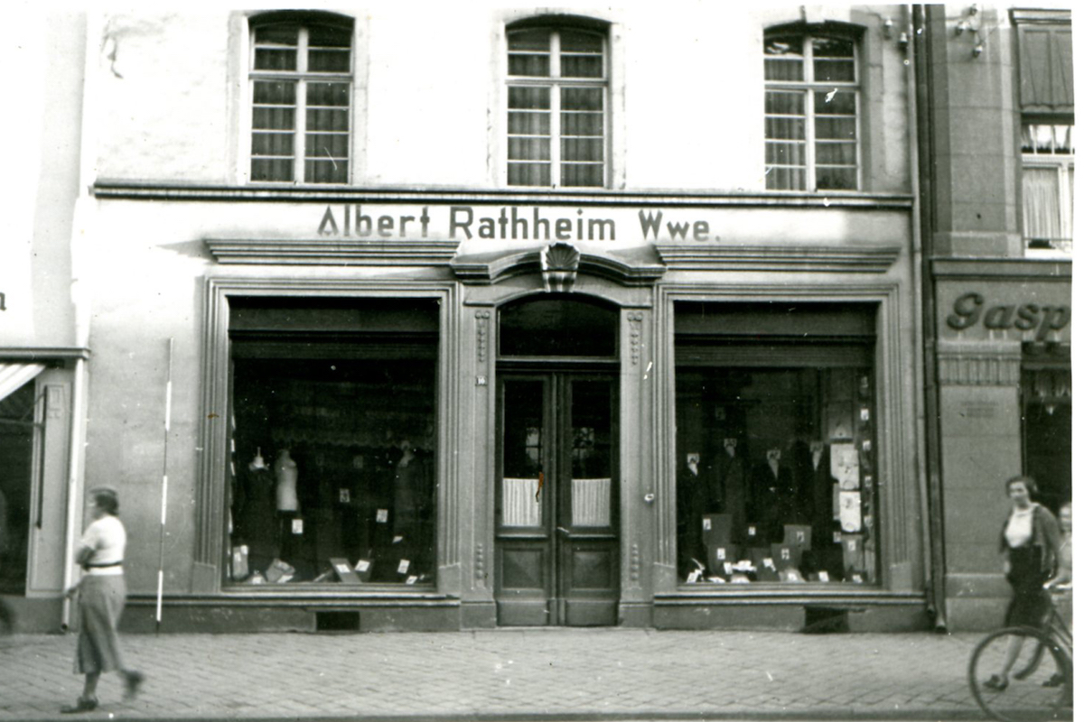 Die Textilhandlung Albert Rathheim Wwe. in der Kölnstraße 10 im Sommer 1938. Die jüdische Besitzerin emigrierte mit ihrer Tochter im März 1939 nach Brüssel Foto: René v. Schöfer /Stadtarchiv Jülich