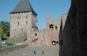 Burg Nideggen mit dem kreiseigenen Burgemuseum ist ein Tourismusmagnet: Das Museum besuchen jedes Jahr knapp 40 000 Besucher. Damit nimmt das Haus den Spitzenplatz unter den Museen im Kreis ein. Foto: Kreis Düren