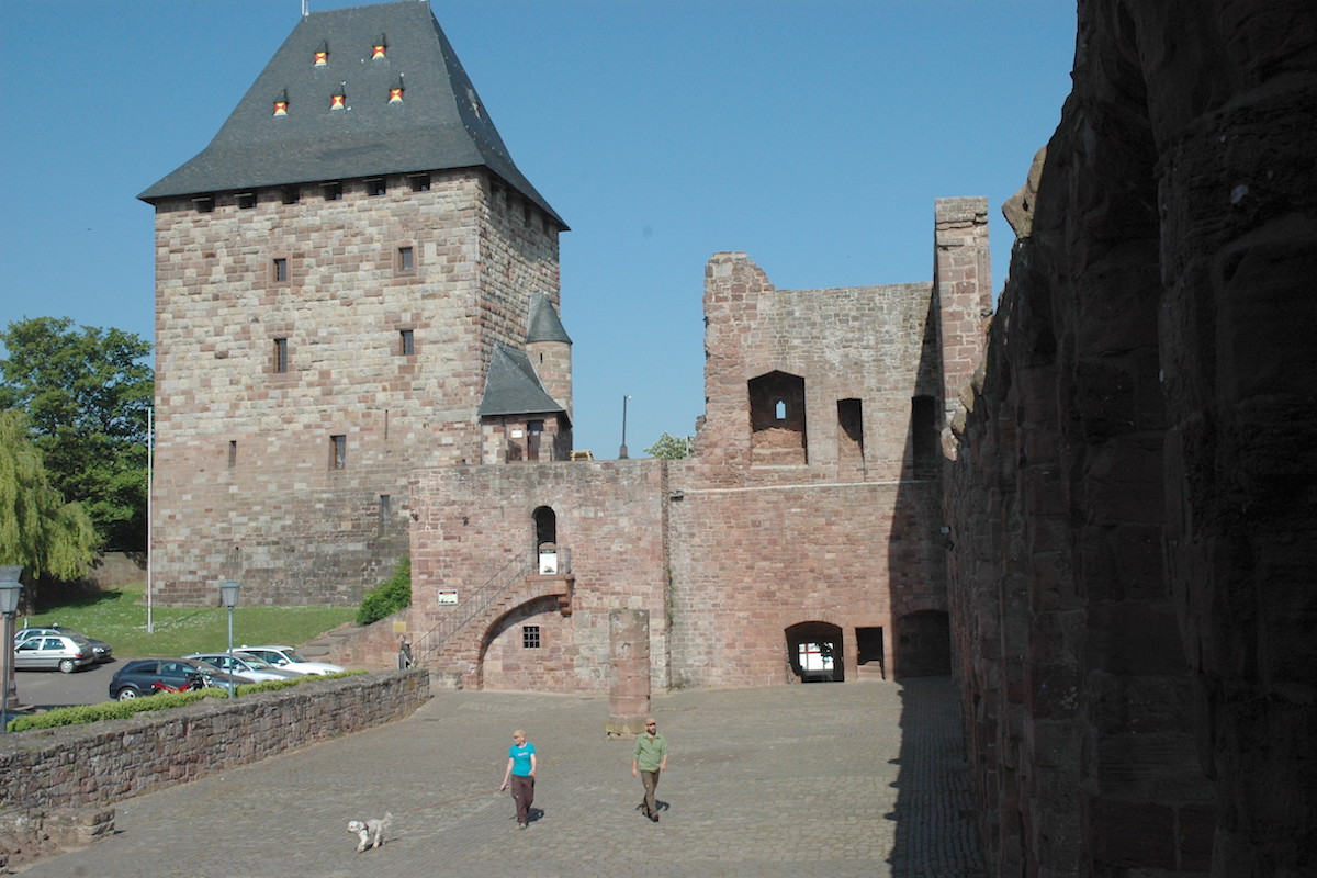 Burg Nideggen mit dem kreiseigenen Burgemuseum ist ein Tourismusmagnet: Das Museum besuchen jedes Jahr knapp 40 000 Besucher. Damit nimmt das Haus den Spitzenplatz unter den Museen im Kreis ein. Foto: Kreis Düren