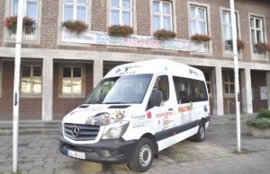 Der Bürgerbus fährt natürlich auch das neue Rathaus an. Foto: Stadt Jülich