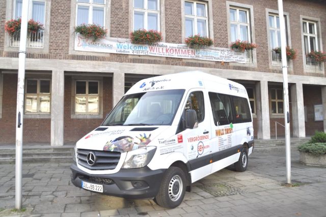 Der Bürgerbus fährt natürlich auch das neue Rathaus an. Foto: Stadt Jülich
