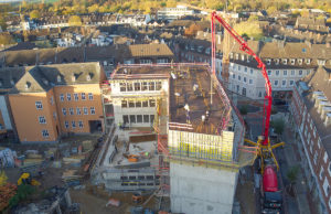 Gute Sicht auf das, was als Herzstück in der Stadt für Leben sorgen soll. Foto: Dieter Benner