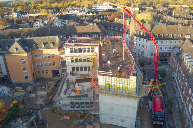 Gute Sicht auf das, was als Herzstück in der Stadt für Leben sorgen soll. Foto: Dieter Benner