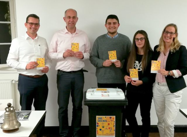 Stehen für die Aktion (v.l.) Gereon Langen, Thorsten Vogelsang, Samed Uludag, Eva Kastenholz, Dr. Ines Rathert, Präsidentin des RC Jülich. Foto: Norbert Seeger