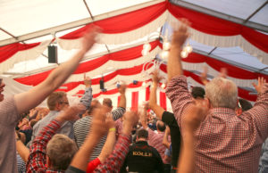 Die Hände zum Himmel und ein Prosit! Fotos: Frank Besselmann