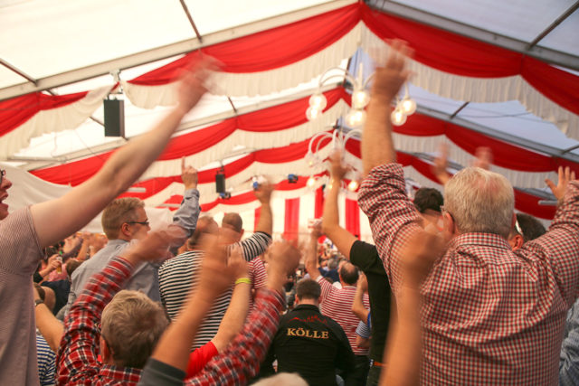 Die Hände zum Himmel und ein Prosit! Fotos: Frank Besselmann