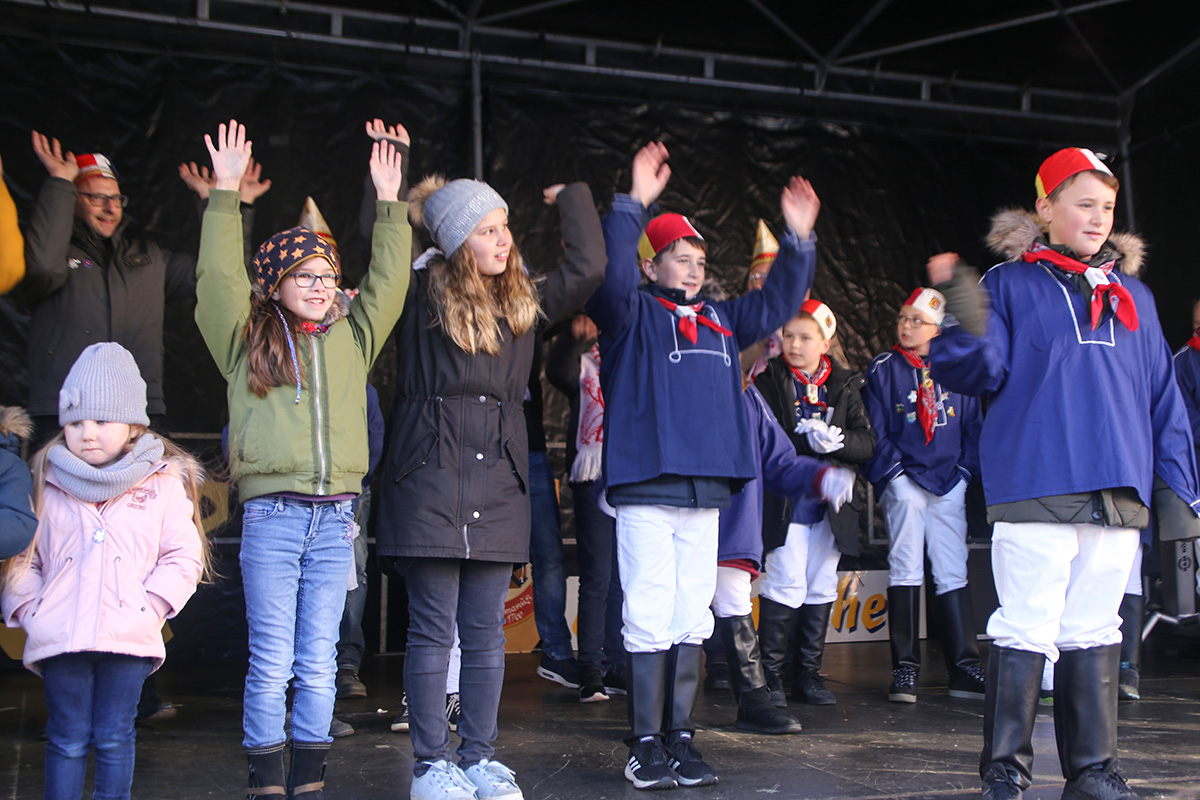 Die Majestäten Page Jule (Sußmann), Prinzessin Lisa (Sussmann ), Page Talina (Schoppe ), Prinz Jan (Schlader ), Page Calvin (Schoppe) und der der staatse Bauer Jonas (Schlader ). Fotos: Frank Besselmann