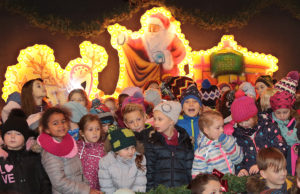 Der Kinderchor eröffnete das Markttreiben. Fotos: Dieter Benner