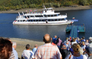 "Heut fahr'n sie über'n See": Seniorenausflug mit Zwischenstopp am Rursee. Foto: Herbert Gülpen