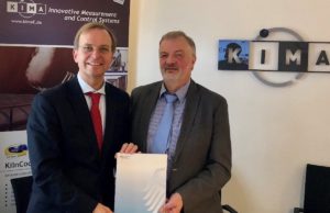 Der Parlamentarische Staatssekretär Thomas Rachel MdB (links) überbrachte dem Geschäftsführer der Jülicher KIMA Process Control GmbH, Dr. Peter Kalkert (rechts), die Förderurkunde über rund 148.000 Euro. Foto: Wahlkreisbüro Thomas Rachel MdB/ Rinor Haas