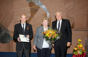 Landrat Wolfgang Spelthahn (r.) zeichnete Heinz Busch (neben ihm seine Frau Herta) wegen außerordentlicher Verdienste um den Tennissport mit dem Verdienstorden aus. Foto: Kreis Düren