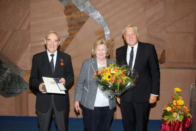 Landrat Wolfgang Spelthahn (r.) zeichnete Heinz Busch (neben ihm seine Frau Herta) wegen außerordentlicher Verdienste um den Tennissport mit dem Verdienstorden aus. Foto: Kreis Düren