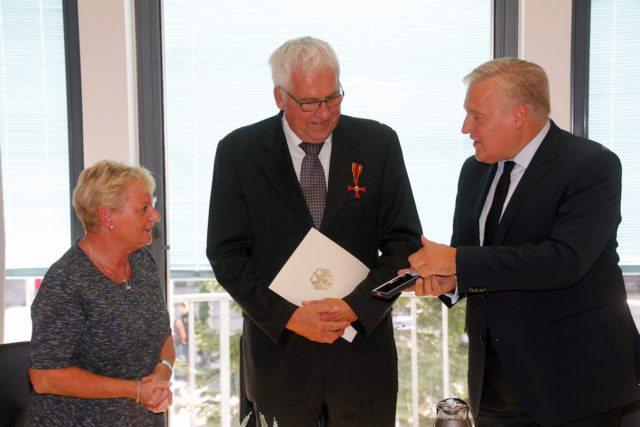 Landrat Wolfgang Spelthahn (r.) zeichnete Hans-Jügen Pelzer wegen seines großen ehrenamtlichen Engagements im Beisein seiner Ehefrau Elke mit dem Verdienstkreuz am Bande aus. Foto: Kreis Düren