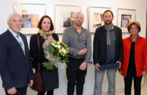 Elmar Valter (3. v. r.) und seine Lebensgefährtin Esther Kaschel (2. v. l.) während der Ausstellungseröffnung im Kreishaus. Foto: Kreis Düren