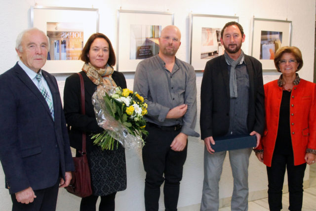 Elmar Valter (3. v. r.) und seine Lebensgefährtin Esther Kaschel (2. v. l.) während der Ausstellungseröffnung im Kreishaus. Foto: Kreis Düren