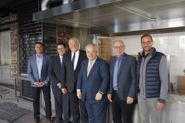 dorint_MG_4267 Kopie Nahmen das neue Hotel knapp einen Monat vor der Eröffnung mit Landrat Wolfgang Spelthahn (3. v. l.) in Augenschein: Vertreter der Dorint GmbH, Investoren und Projektentwickler. Foto: Kreis Düren