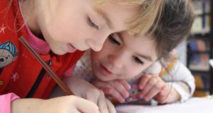 Schreibfreudige gesucht Schulkinder. Foto: klimkin / pixabay