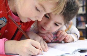 Schreibfreudige gesucht Schulkinder. Foto: klimkin / pixabay