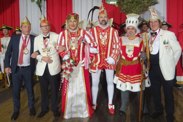 Präsident Mike Schmitz (r) und Bürgermeister Axel Fuchs (l) rahmen das neue Dreigestirn. Foto: KG Maiblömche