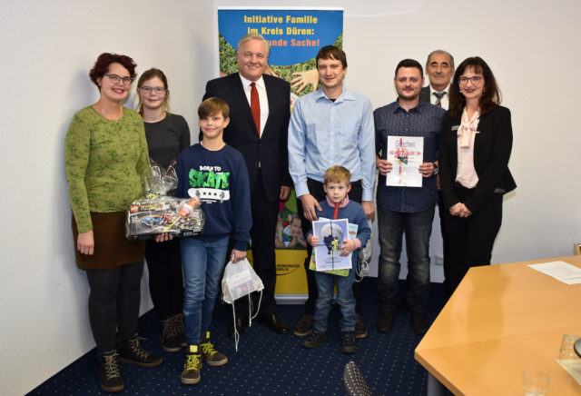 Der Ballon von Lenni Hucko (Mitte) war fast 500 Kilometer geflogen. Dafür erhielt er als Gewinner des Wettbewerbs am Radaktionstag des Kreises Düren einen Gutschein für eine Fahrt im indeland-Ballon. Foto: Kreis Düren