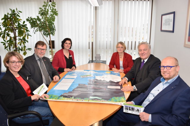 Sie wollen jungen Leuten den Einstieg in die Berufswelt erleichtern (v.l.): Ellen Stollenwerk, Uwe Günther, Sabrina König, Sibylle Haußmann, Landrat Wolfgang Spelthahn und Gisbert Kurlfinke. Foto: Kreis Düren