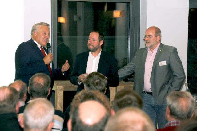 Landrat Wolfgang Spelthahn (links) im Gespräch mit Moderator Patrick Nowicki und Zukunftsagentur-Geschäftsführer Ralph Sterck. Foto: Kreis Düren