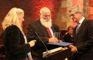 MinervaPreis-Übergabe durch den Vorsitzenden des Förderverein Museum Zitadelle, Prof. Wolfgang Marquardt (r) an Prof. Marcus Baumann, Rektor der FH Aachen. Laudatorin Isabel Pfeiffer-Poensgen. Fotos: Arne Schenk