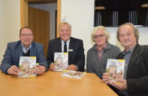 Landrat Wolfgang Spelthahn (2.v.l.) bedankte sich herzlich bei der Kreisjahrbuch-Redaktion für die Ausgabe 2019: Guido von Büren (l.), Bernd Hahne (r.) und Ludger Dowe (2.v.r.). Foto: Kreis Düren