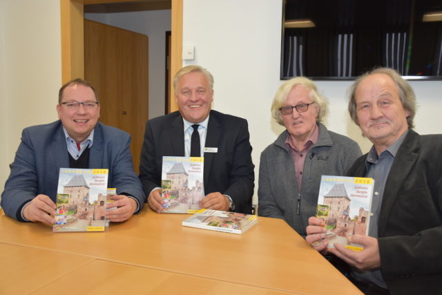 Landrat Wolfgang Spelthahn (2.v.l.) bedankte sich herzlich bei der Kreisjahrbuch-Redaktion für die Ausgabe 2019: Guido von Büren (l.), Bernd Hahne (r.) und Ludger Dowe (2.v.r.). Foto: Kreis Düren