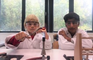 Junge Forscherinnen und Forscher aus verschiedenen Nationen wurden im Science College kindegrecht angeleitet. Foto: Sylvia Karger/Caritasverband.