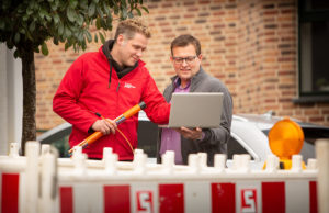 Einer der ersten Hausanschlüsse, die in Koslar und Bourheim durch die Stadtwerke Jülich vorbereitet wurde, wurde bei Familie Faber-Buhr installiert. Christoph Hunschede (l.) vom SWJ-Nerzbetrieb im Gespräch mit Kai-Uwe Faber-Buhr. Foto: SWJ