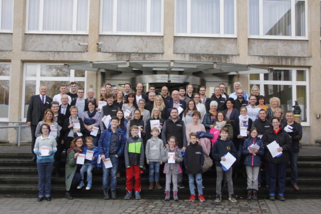 Neuer Rekord: Landrat Wolfgang Spelthahn verlieh jetzt 83 Mitarbeiterinnen und Mitarbeitern der Kreisverwaltung oder deren Angehörigen das Sportabzeichen. Foto: Kreis Düren