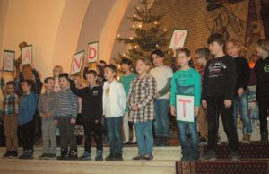 Die Kinder der GGS Jülich-West begeisterten beim diesjährigen weihnachtlichen Konzert wieder die zahlreichen Besucher in der voll besetzten Koslarer Pfarrkirche. Foto: Schule