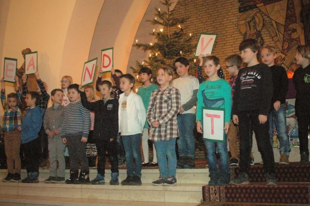 Die Kinder der GGS Jülich-West begeisterten beim diesjährigen weihnachtlichen Konzert wieder die zahlreichen Besucher in der voll besetzten Koslarer Pfarrkirche. Foto: Schule