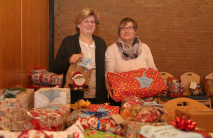 Wenn Schenken und Beschenktwerden gleichsam sichtlich viel Freude erzeugt: Marion Wichmann (2.v.r.) und Sonja Jenkner (3.v.r.) bei der Weihnachtsbaumaktion. Foto: Arne Schenk