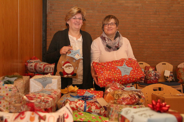 Wenn Schenken und Beschenktwerden gleichsam sichtlich viel Freude erzeugt: Marion Wichmann (2.v.r.) und Sonja Jenkner (3.v.r.) bei der Weihnachtsbaumaktion. Foto: Arne Schenk