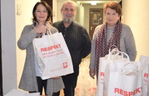 Rosemarie Willms (re.) verteilt die Tüten mit den die Lebensmittelspenden im Keller der Geschäftsstelle. Mit im Bild Sozialarbeiterin Brigitte Schall-Wagner und Fachbereichsleiter Rudolf Stellmach. Foto: Lehwald/Caritas.