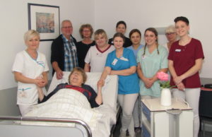 v.l.: Olga Jäger, Suitbert Dolfus, Patientin Wilhelmine Krieger, stellv. Pflegedirektorin Marlies Jansen, Stefanie Waßmund, Cindy Hoffmann, Geschäftsführerin Judith Kniepen, Penbe Koc, Kim Amann, Adriana Eickwinkel, Krankenschwester und Praxisanleiterin Christa Utzerath. Foto… M. Borchardt