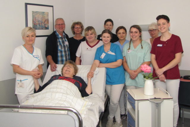 v.l.: Olga Jäger, Suitbert Dolfus, Patientin Wilhelmine Krieger, stellv. Pflegedirektorin Marlies Jansen, Stefanie Waßmund, Cindy Hoffmann, Geschäftsführerin Judith Kniepen, Penbe Koc, Kim Amann, Adriana Eickwinkel, Krankenschwester und Praxisanleiterin Christa Utzerath. Foto… M. Borchardt