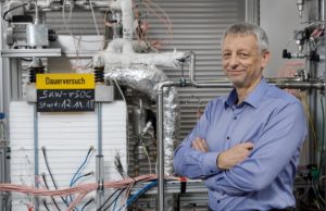 Prof. Ludger Blum neben reversibler Hochtemperatur-Brennstoffzelle am Institut für Energie- und Klimaforschung (IEK-3). Foto : Forschungszentrum Jülich / R.-U. Limbach