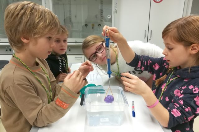 Früh übt sich Völkerverständigung im Labor. Foto: Schule