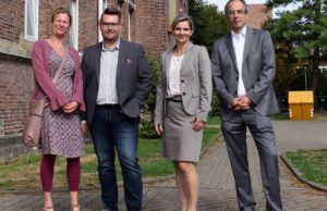 Gemeindesozialarbeiterin Sylvia Karger, Stefan Helm vom Sozialamt der Stadt Linnich, Bürgermeisterin Marion Schunck-Zenker und Caritas-Vorstand Dirk Hucko auf dem Hof der Unterkunft Alte Polizeischule. Foto: Erik Lehwald / Caritasverband Düren-Jülich e.V.