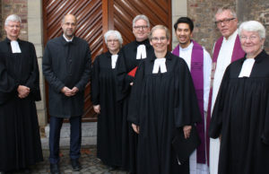 Pfarrer Dr. Gerhard Saß (v.l.) , OStDir Thorsten Vogelsang, Pfarrern Bernhild Dankert, Superintendent Pfarrer Jens Sannig, Pfarrerin Jutta Wagner, Pater Dominik Ngyuen, Pater Josef Költringer und Pfarrerin Ute Saß. Foto: Johannes de Kleine, Kirchenkreis Jülich