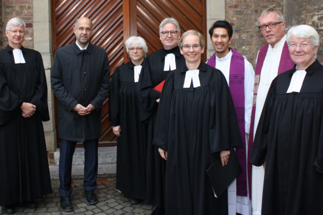 Pfarrer Dr. Gerhard Saß (v.l.) , OStDir Thorsten Vogelsang, Pfarrern Bernhild Dankert, Superintendent Pfarrer Jens Sannig, Pfarrerin Jutta Wagner, Pater Dominik Ngyuen, Pater Josef Költringer und Pfarrerin Ute Saß. Foto: Johannes de Kleine, Kirchenkreis Jülich