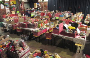 Die Spendenbereitschaft für die Weihnachtskistenaktion war groß. Foto: Verein