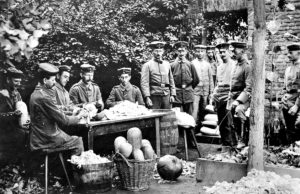 Während des Ersten Weltkriegs war in Jülich das Erste Bataillon des Reserve-Infanterie-Regiments 65 stationiert. Dessen Kommandeur Major Schell ließ die Soldaten Gemüse anbauen, um Versorgungsengpässen zu begegnen. Foto: Stadtarchiv Jülich