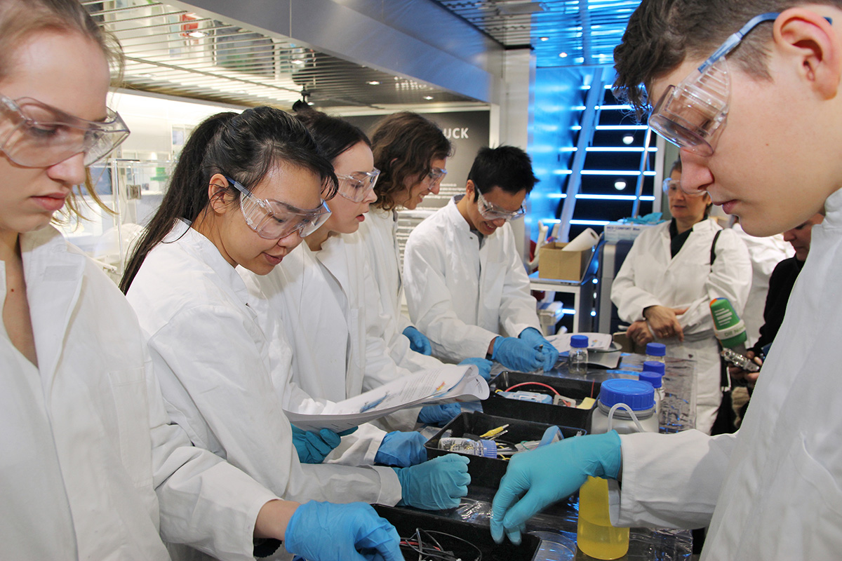 Eine Schülergruppe beim Experimentieren im Inno-Truck. Foto: BMBF-Initiative InnoTruck