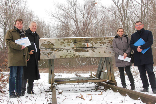 Stellten Erweiterungspläne für das Schienennetz im Nordkreis vor: Landrat Wolfgang Spelthahn (2. v. l.), Ralf Claßen, Marion Schunck-Zenker und Axel Fuchs (von rechts). Foto: Kreis Düren