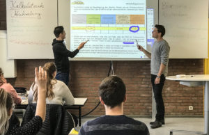 Die Kreidezeit ist Vergangenheit: Das Berufskolleg Kaufmännische Schulen Düren hat weitere zwölf interaktive Whiteboards angeschafft. Foto: Kreis Düren