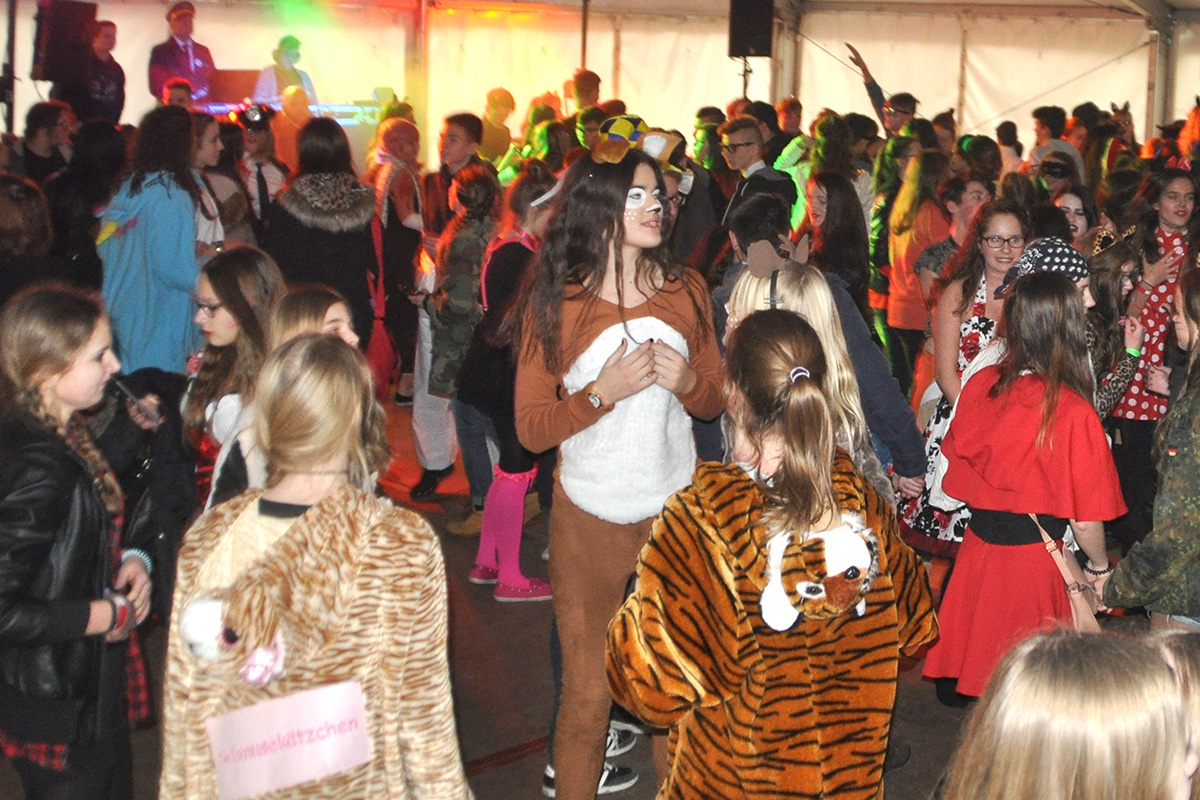 Fettdonnerstag rockt der Schlossplatz. Foto: Stadt Jülich/ Gisa Stein